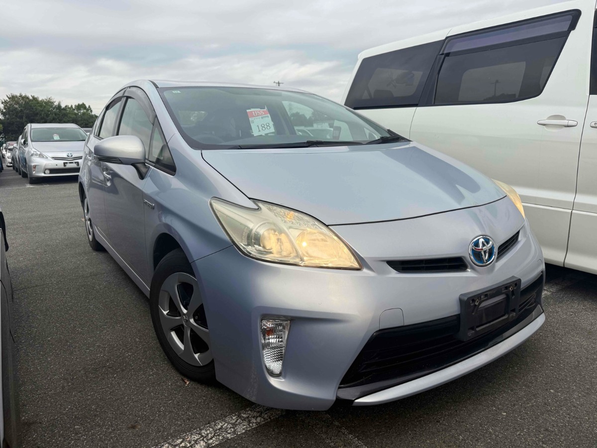 2013 Toyota Prius thumbnail