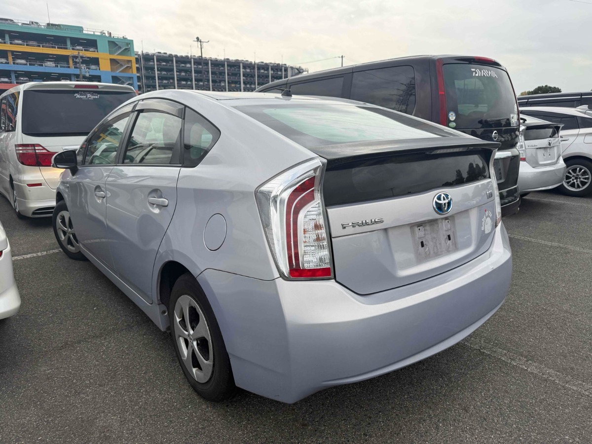 2013 Toyota Prius thumbnail