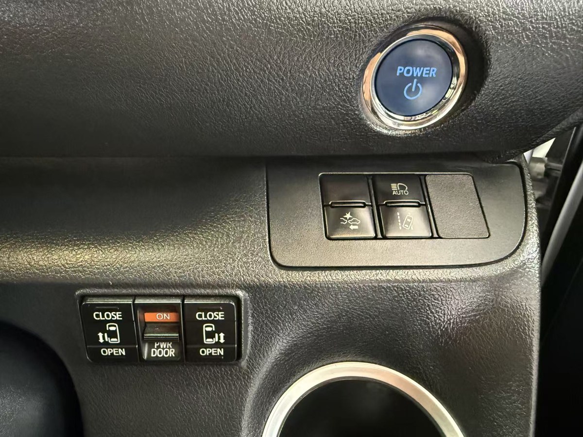 2018 Toyota Sienta thumbnail