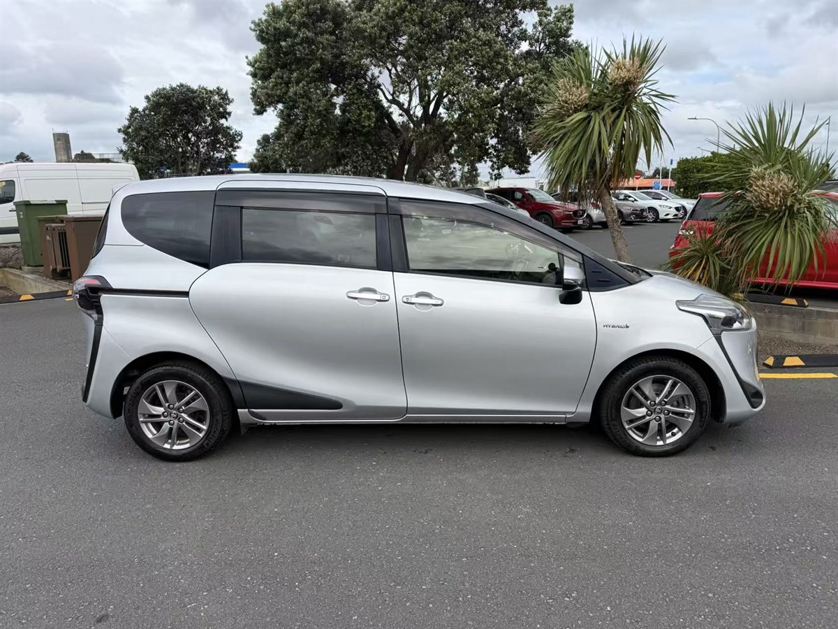 2018 Toyota Sienta thumbnail