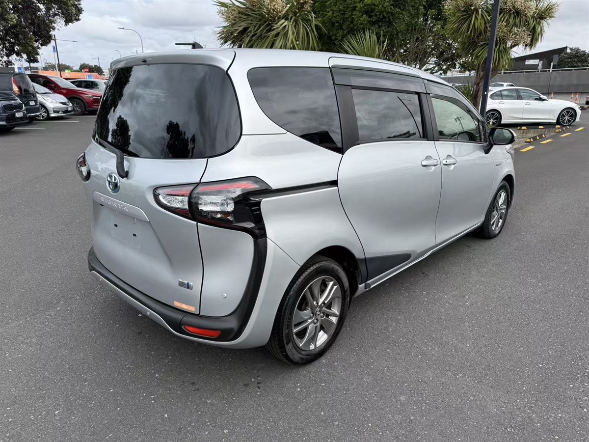 2018 Toyota Sienta thumbnail