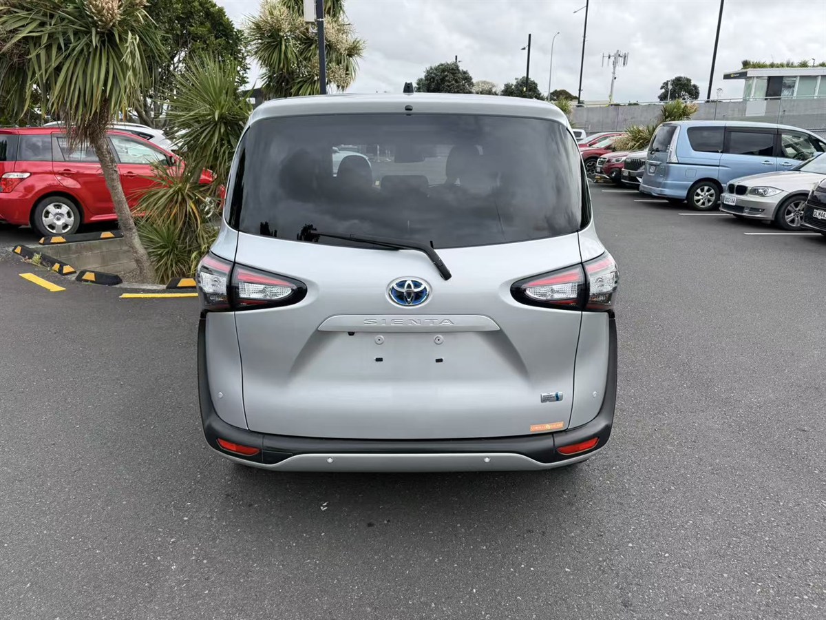 2018 Toyota Sienta thumbnail