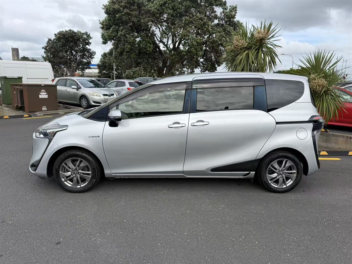 2018 Toyota Sienta thumbnail