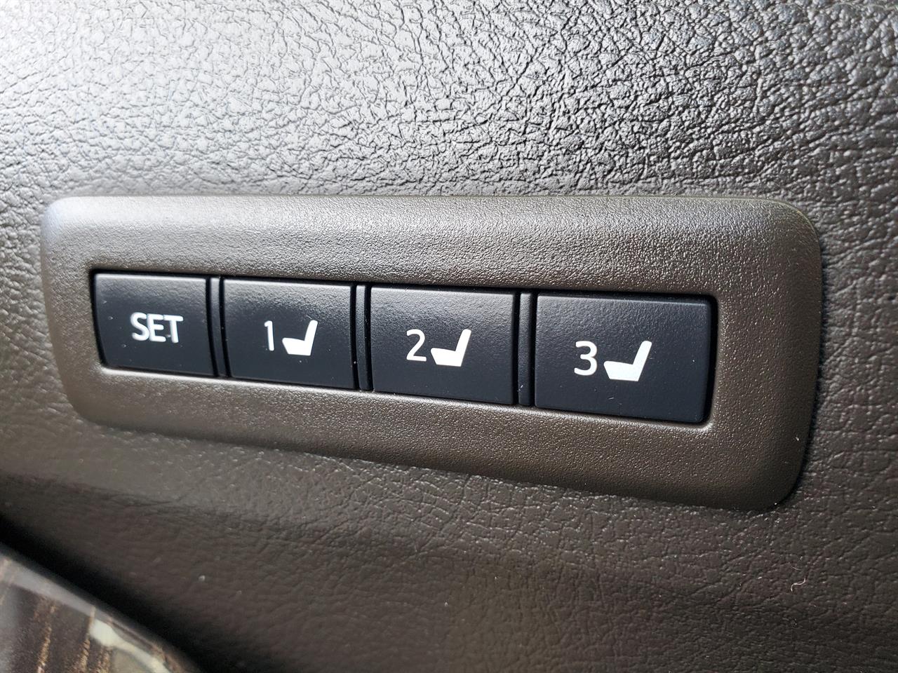 2012 Toyota Alphard thumbnail