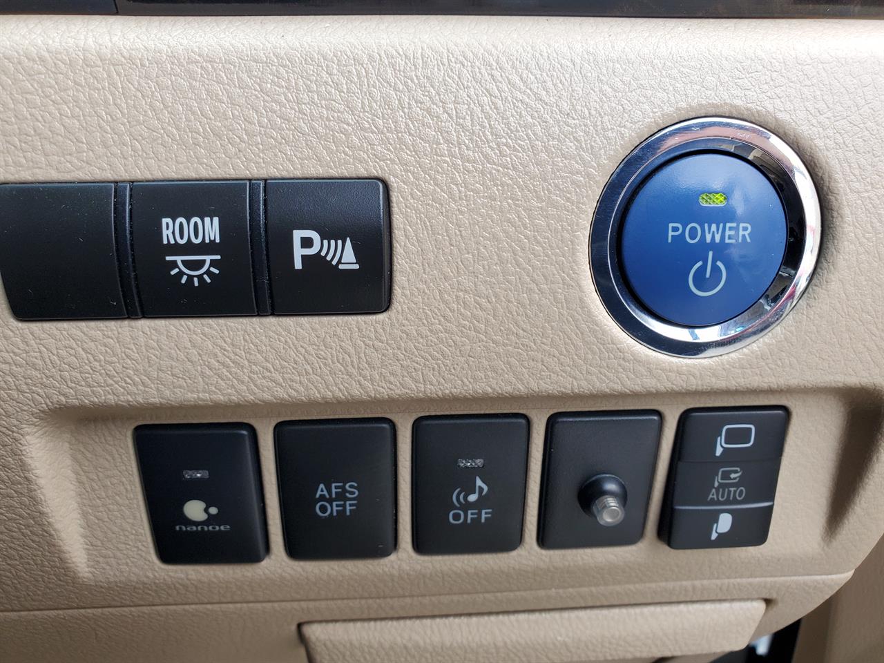 2012 Toyota Alphard thumbnail