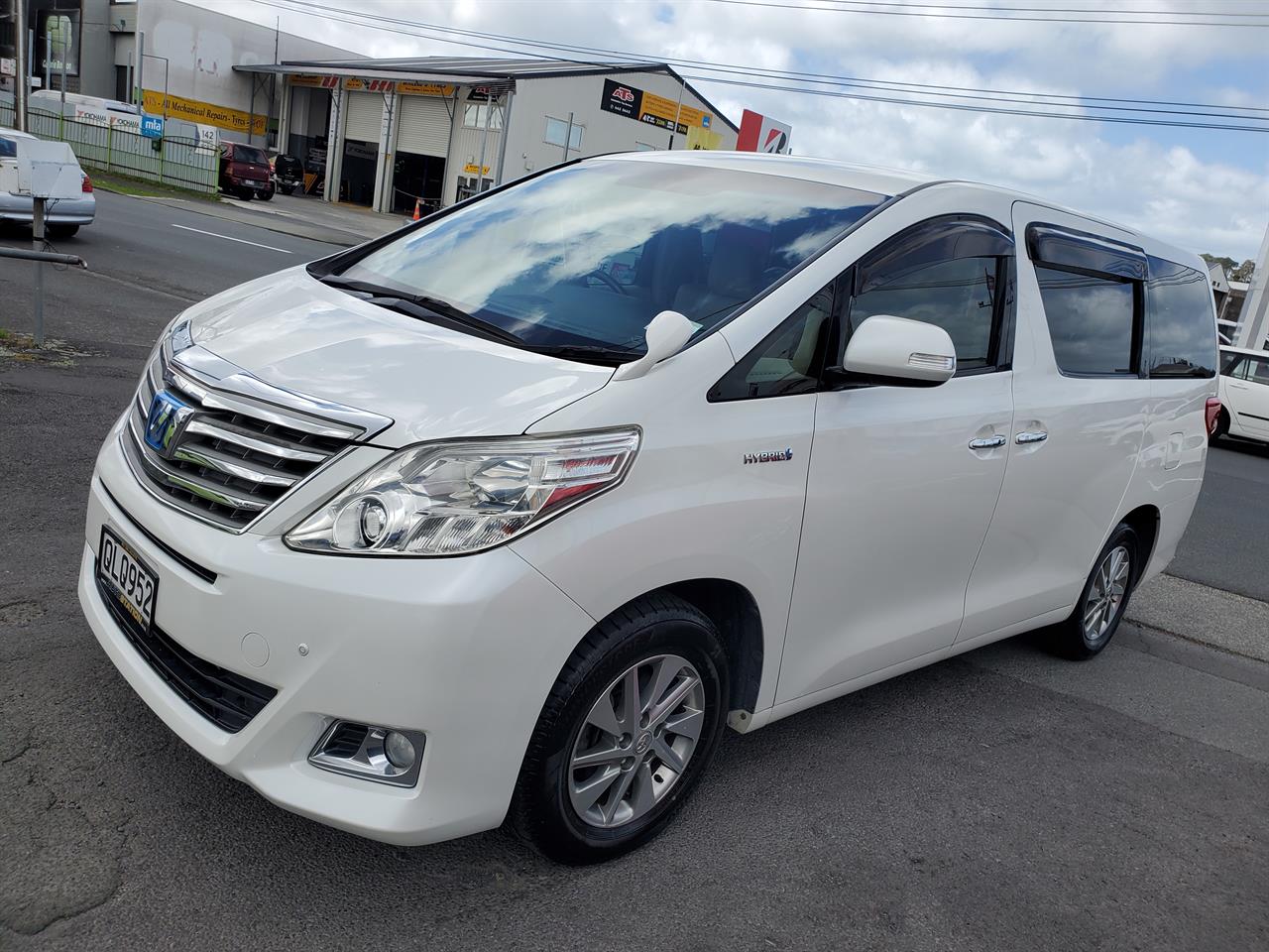 2012 Toyota Alphard thumbnail