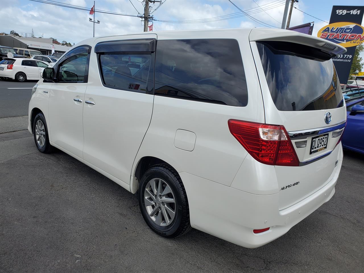 2012 Toyota Alphard thumbnail