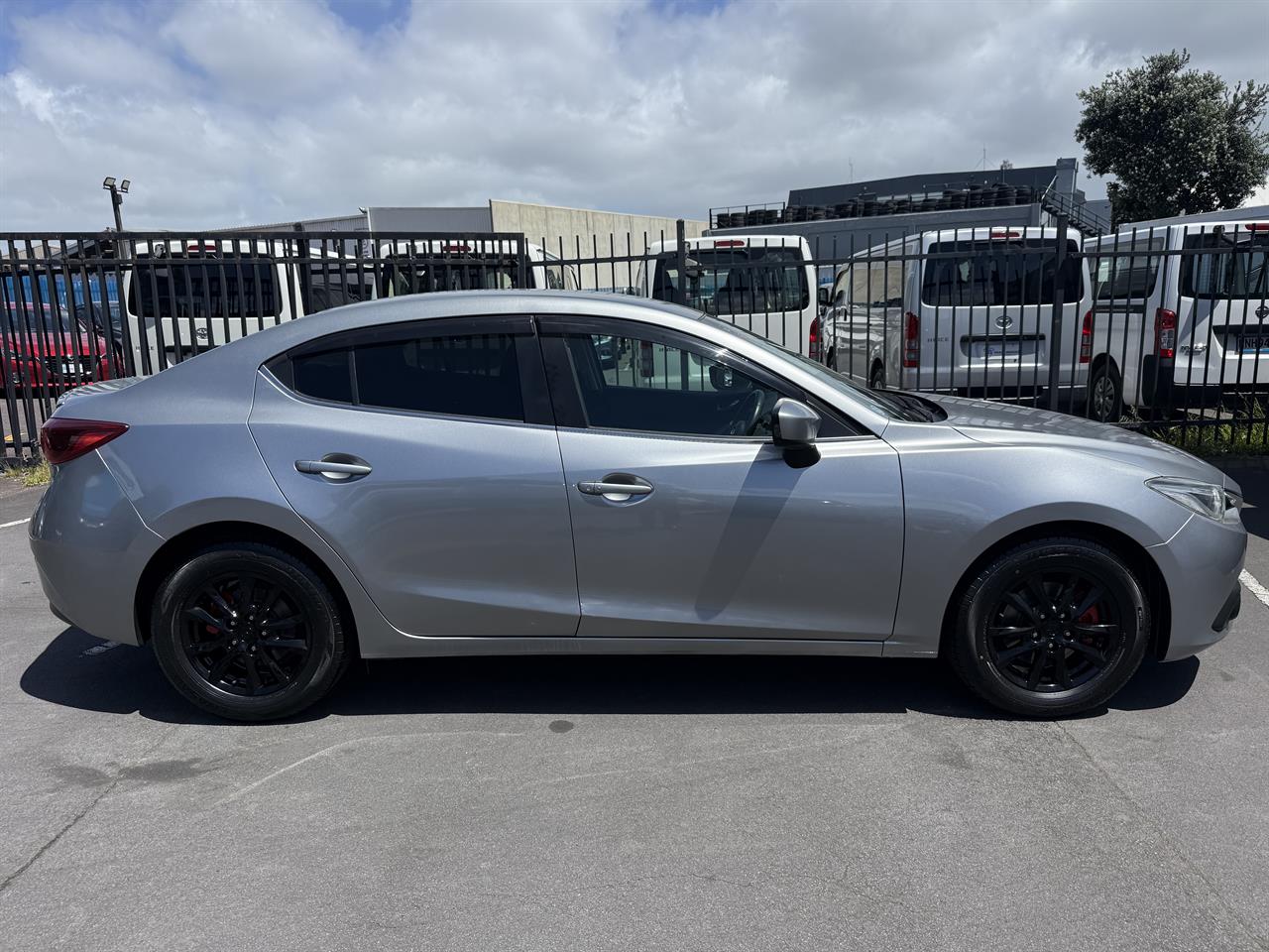 2013 Mazda Axela thumbnail