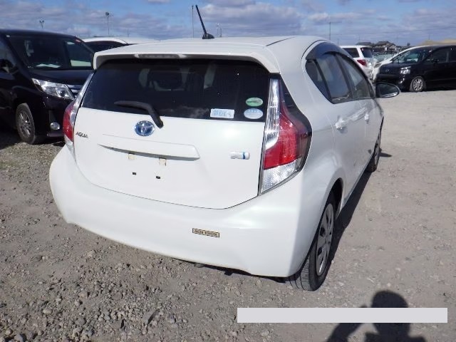 2015 Toyota Aqua thumbnail
