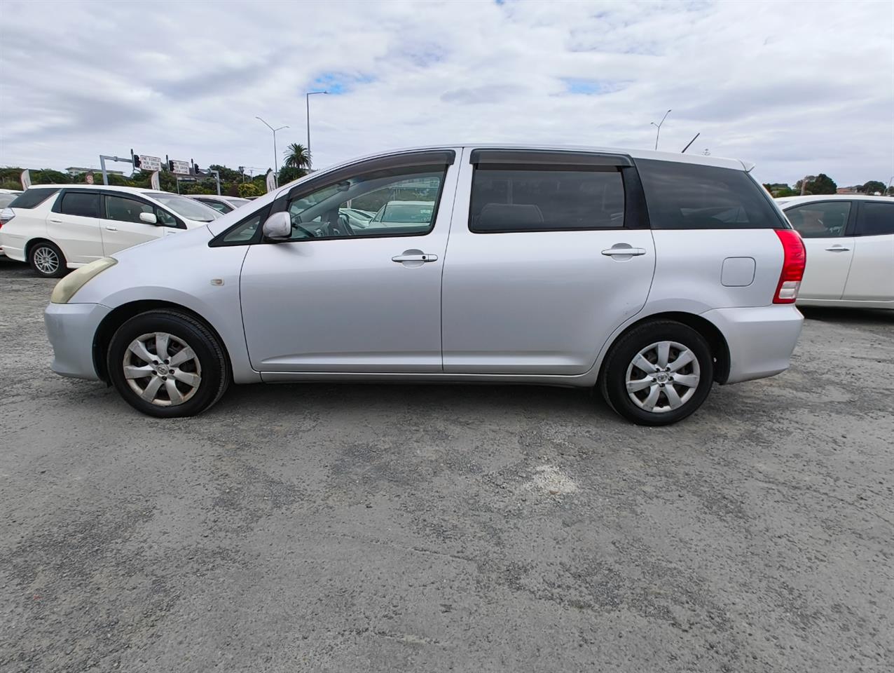 2005 Toyota Wish thumbnail