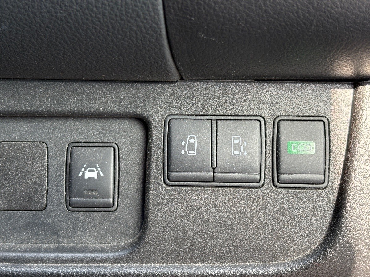 2016 Nissan Serena thumbnail