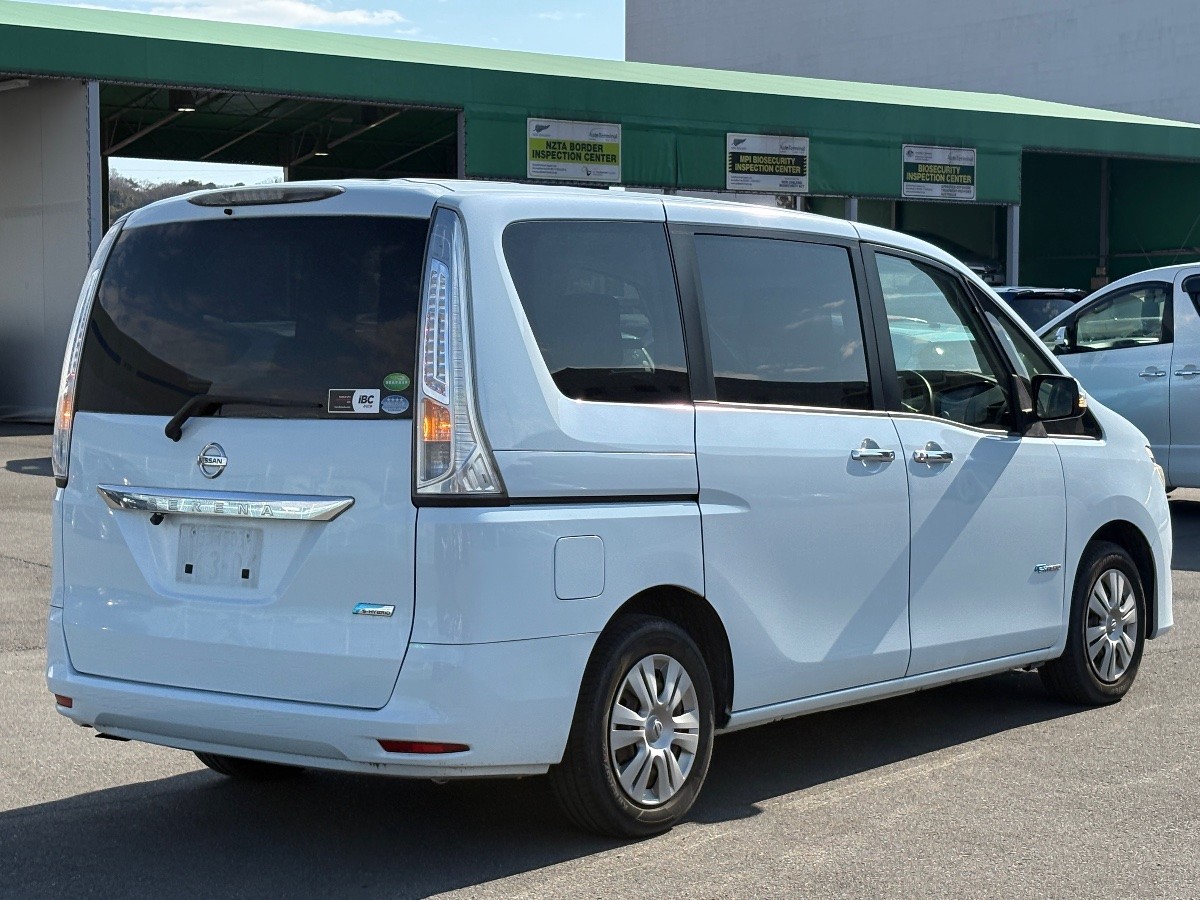 2016 Nissan Serena thumbnail