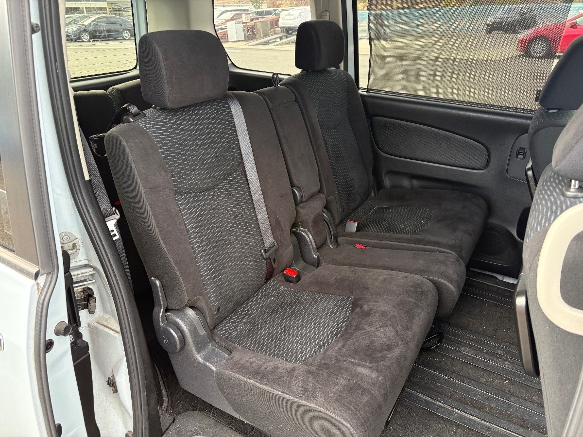 2016 Nissan Serena thumbnail
