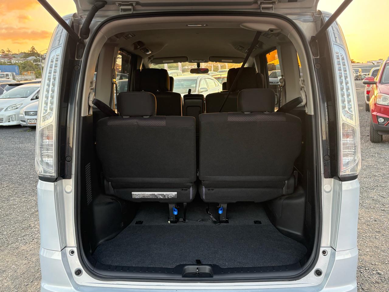 2012 Nissan Serena thumbnail