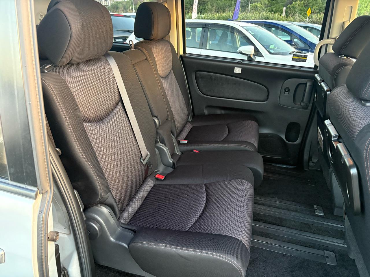 2012 Nissan Serena thumbnail