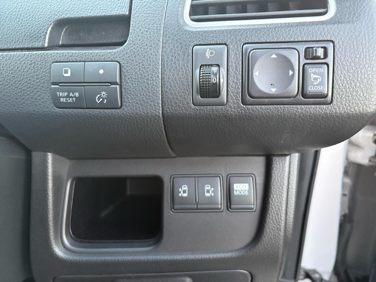 2012 Nissan Serena thumbnail