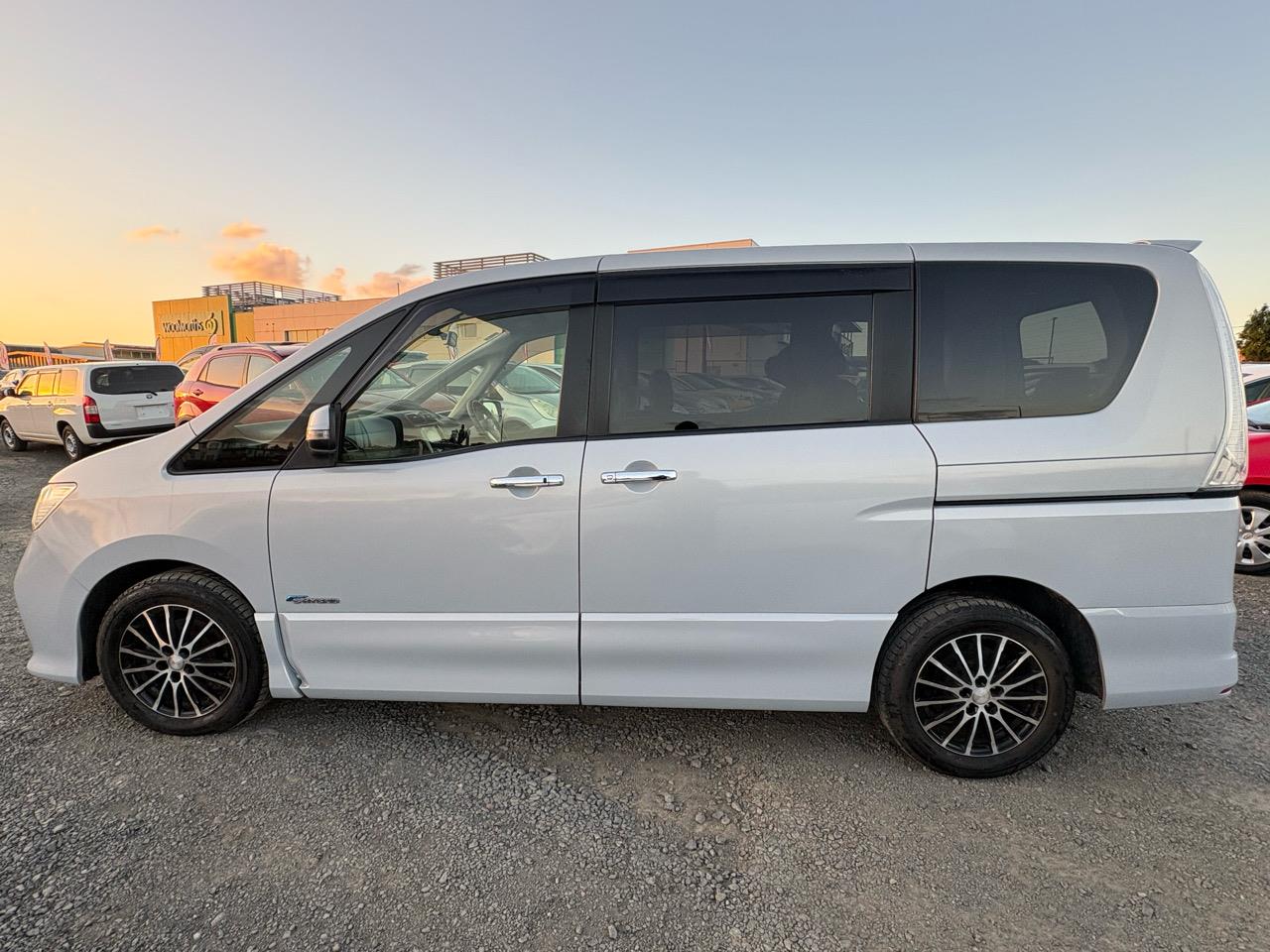 2012 Nissan Serena thumbnail