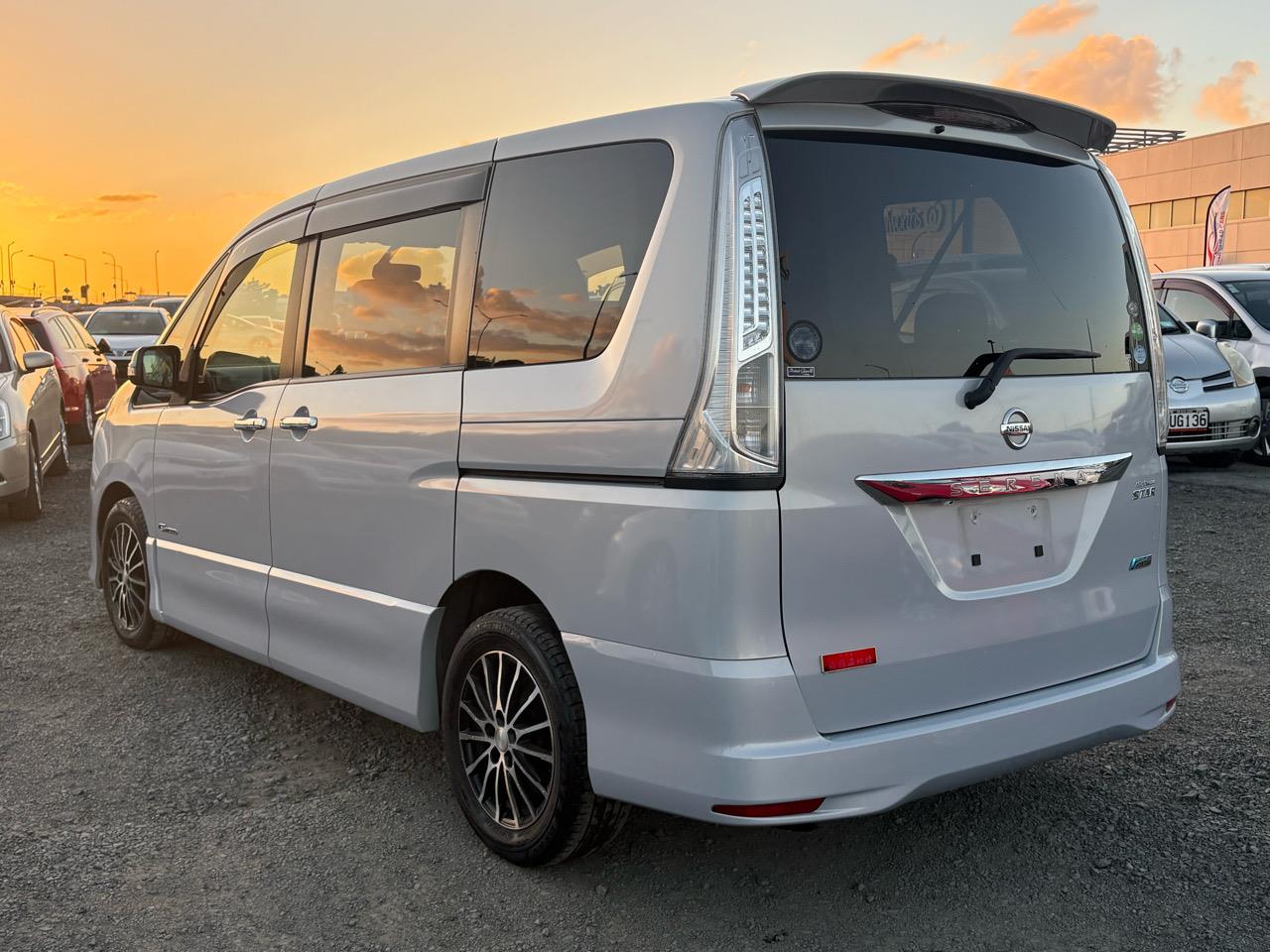 2012 Nissan Serena thumbnail