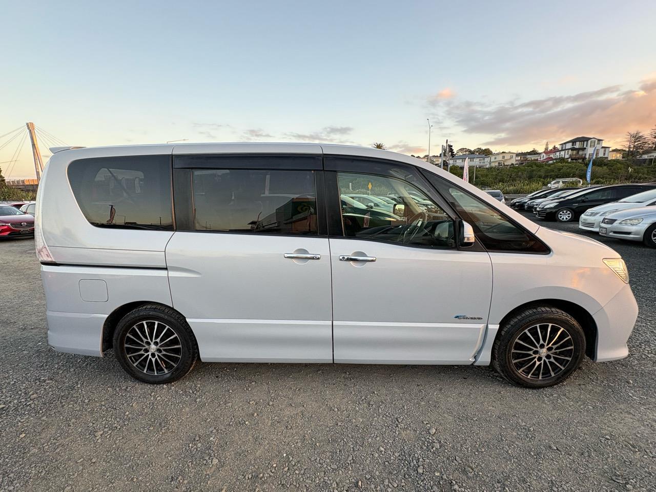 2012 Nissan Serena thumbnail