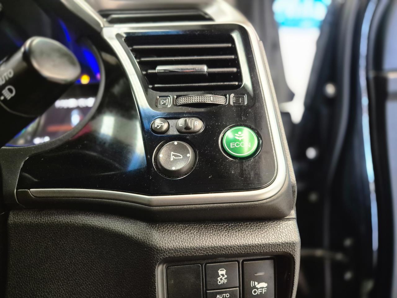 2016 Honda Grace thumbnail