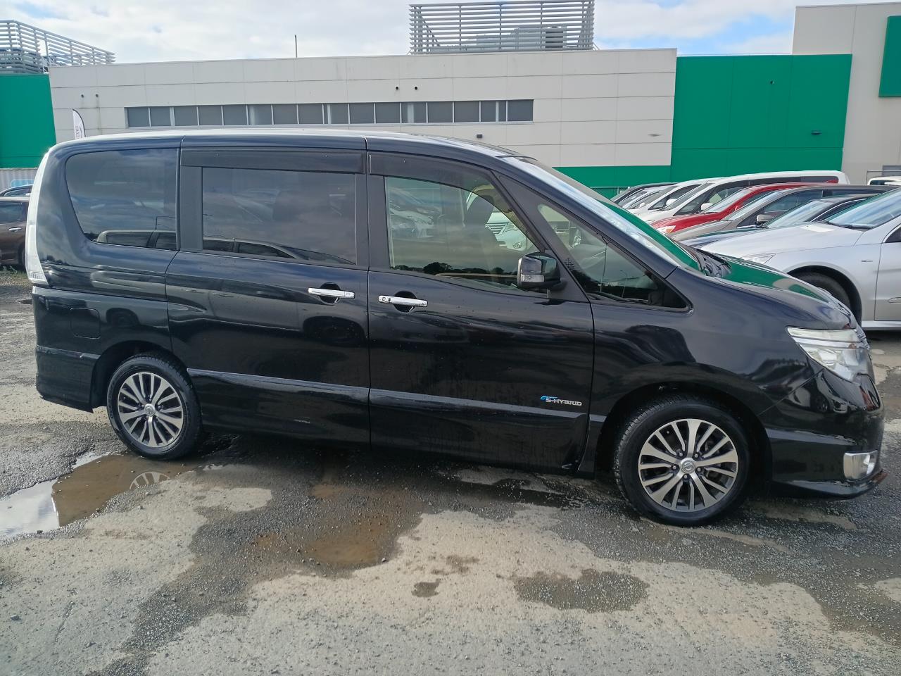 2015 Nissan Serena thumbnail