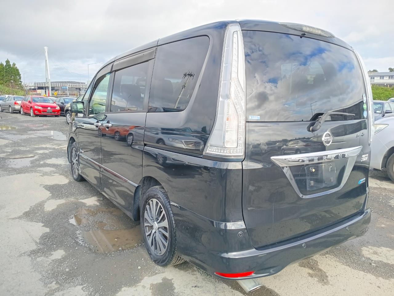 2015 Nissan Serena thumbnail