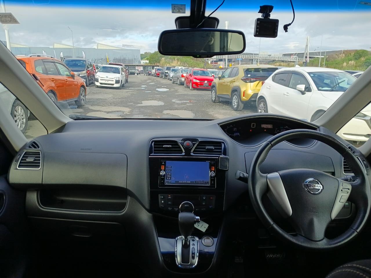 2015 Nissan Serena thumbnail