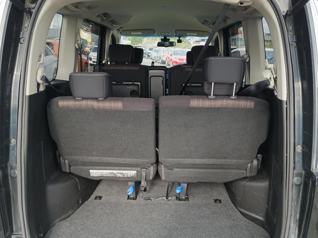 2015 Nissan Serena thumbnail