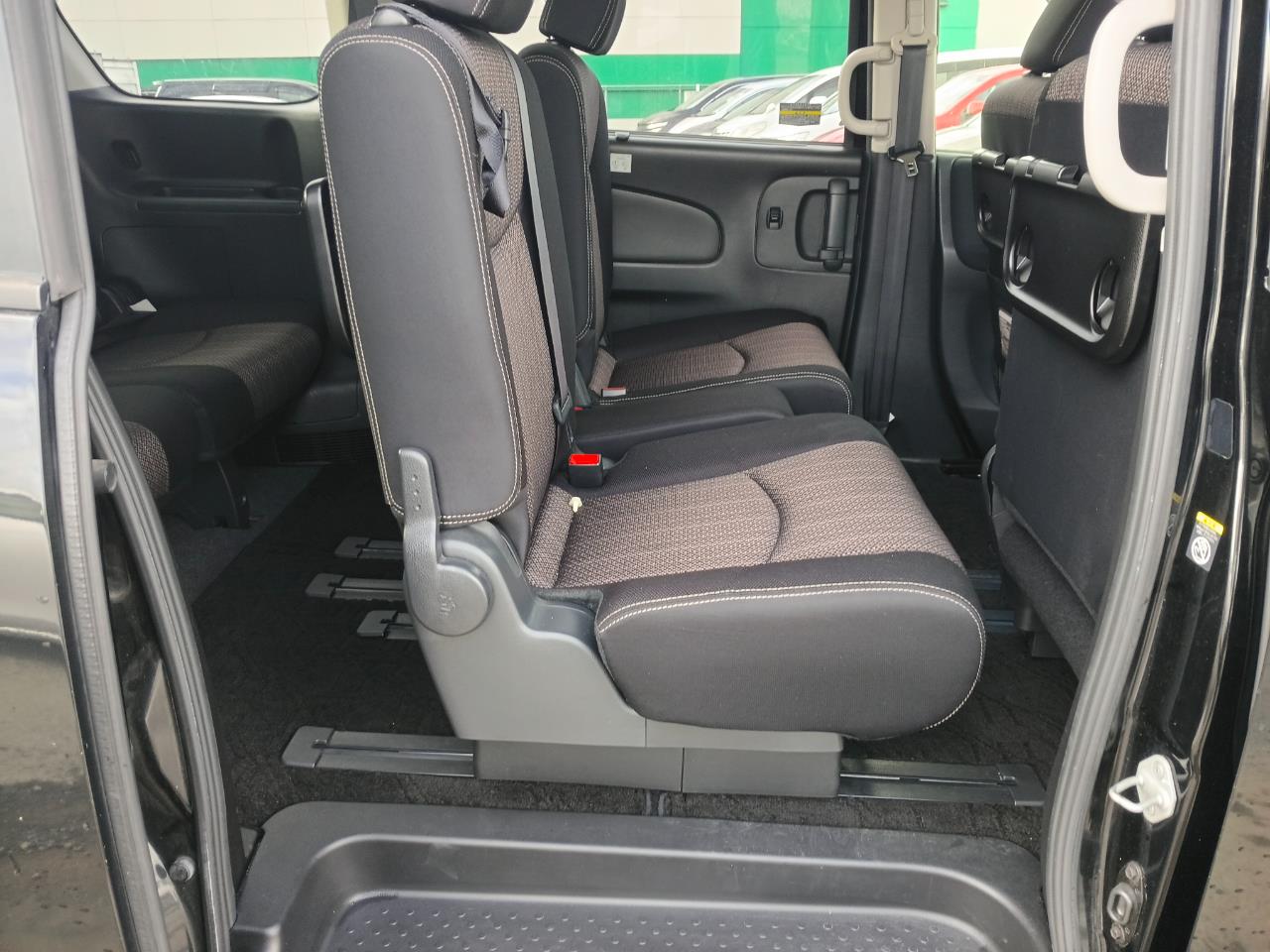 2015 Nissan Serena thumbnail