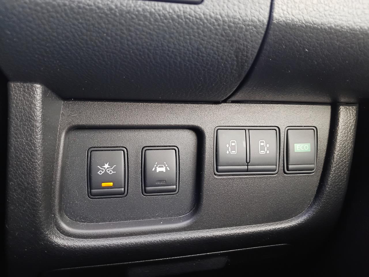 2015 Nissan Serena thumbnail
