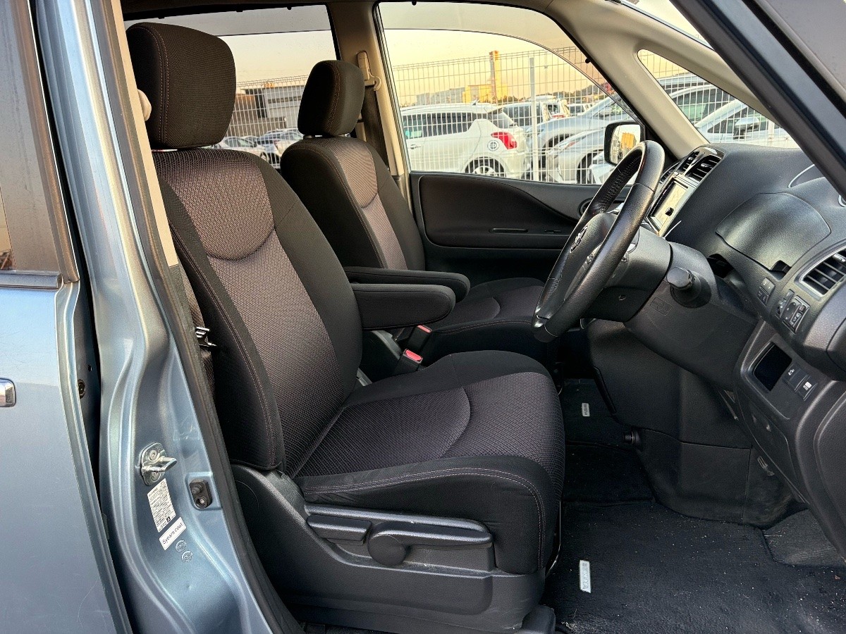 2013 Nissan Serena thumbnail