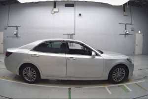 2015 Toyota Crown thumbnail