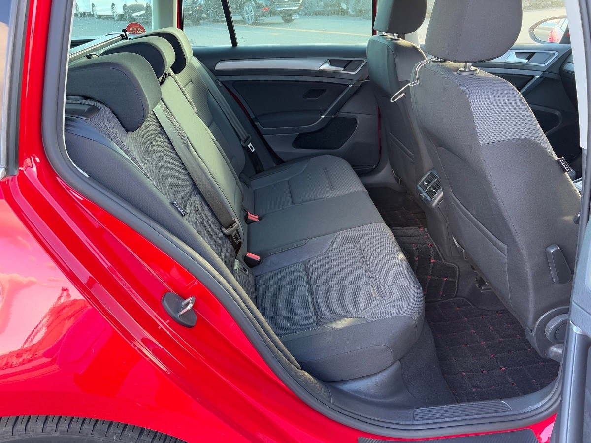 2016 Volkswagen Golf thumbnail