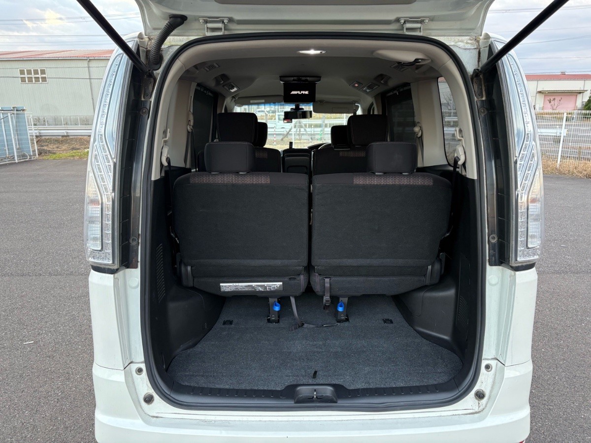 2015 Nissan Serena thumbnail