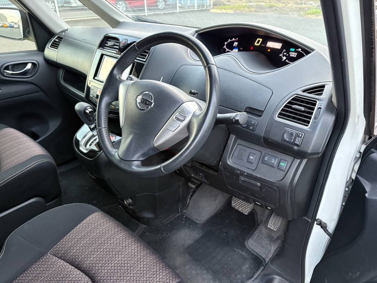 2015 Nissan Serena thumbnail