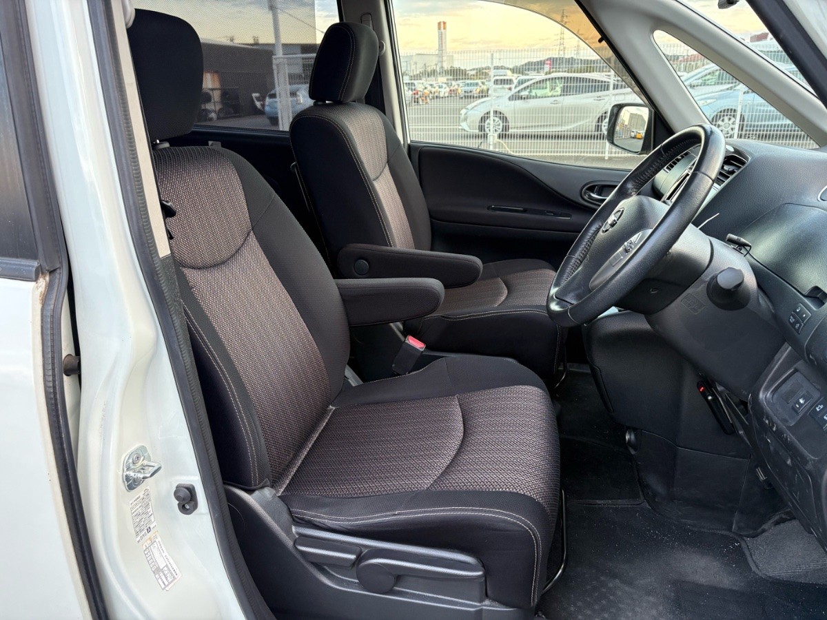 2015 Nissan Serena thumbnail