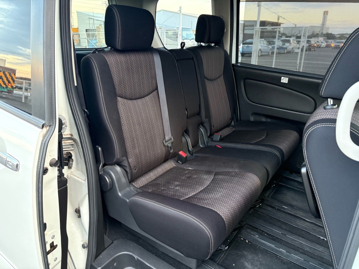 2015 Nissan Serena thumbnail