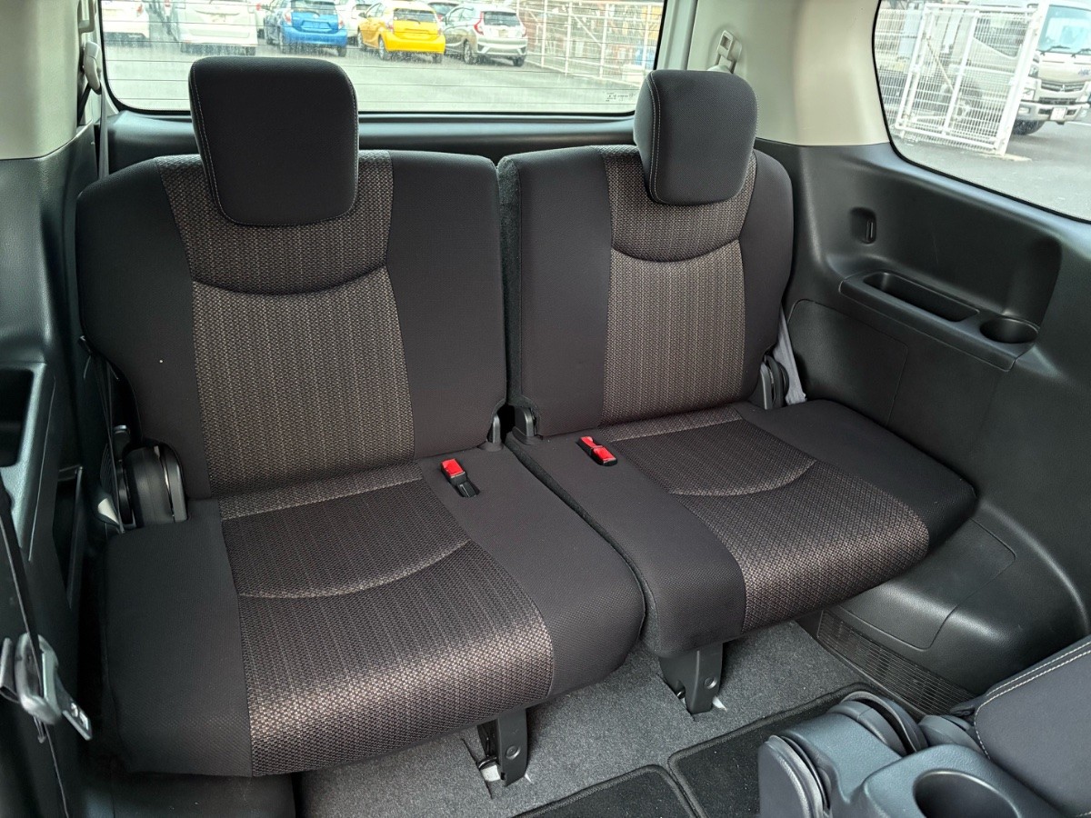 2015 Nissan Serena thumbnail