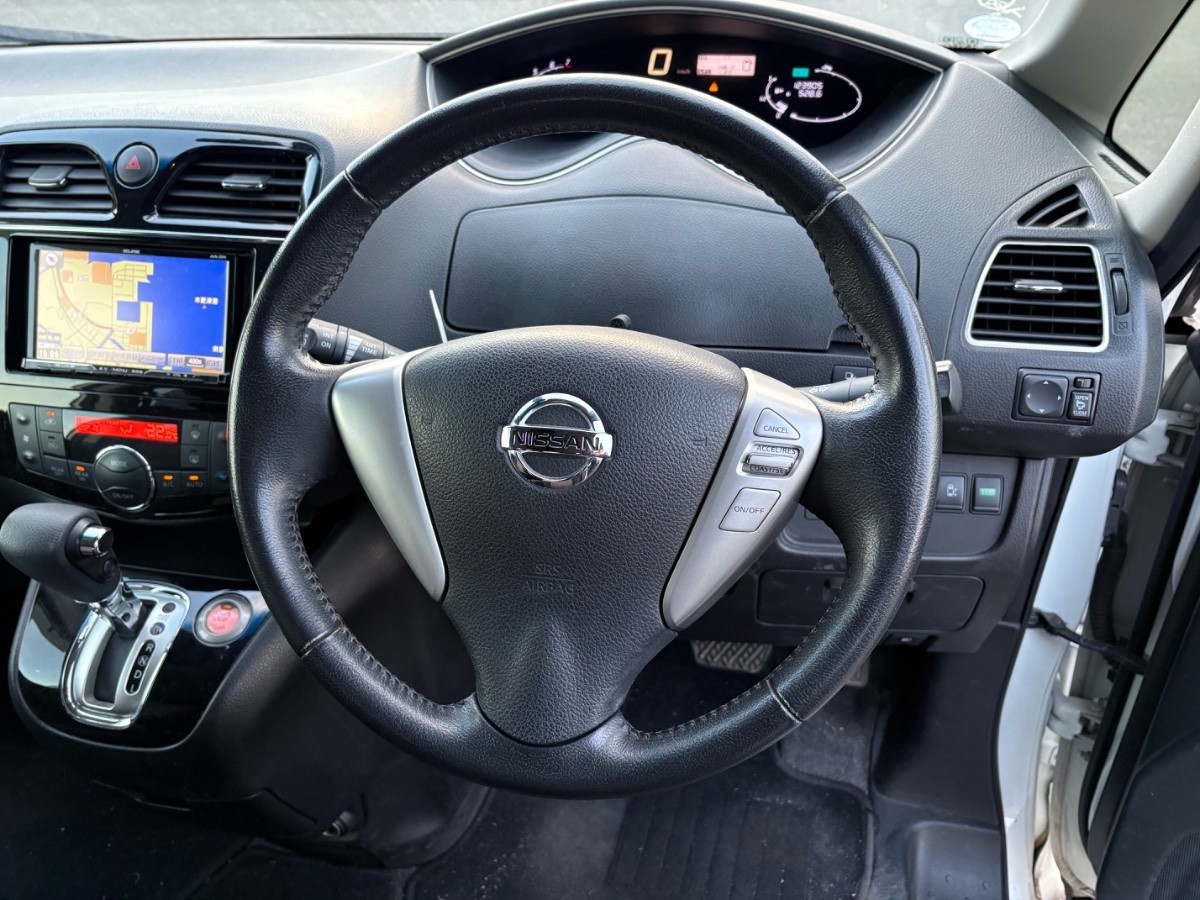 2015 Nissan Serena thumbnail
