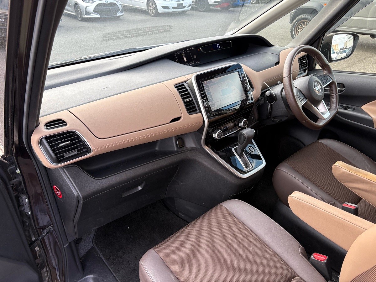 2016 Nissan Serena thumbnail