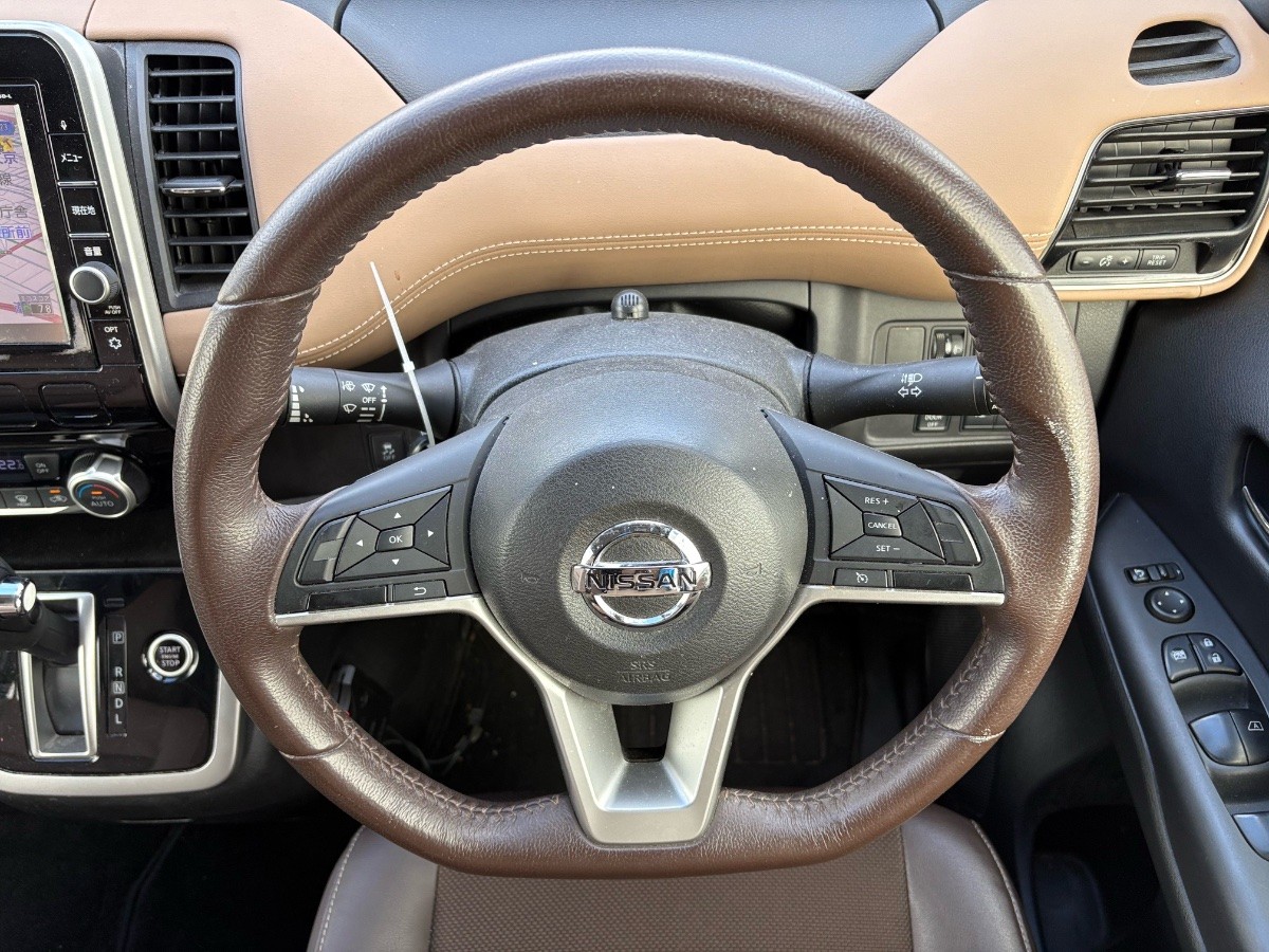 2016 Nissan Serena thumbnail