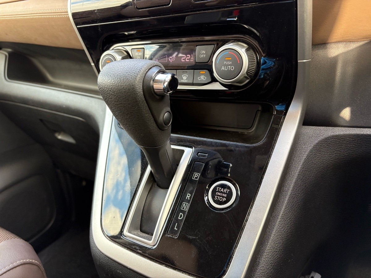 2016 Nissan Serena thumbnail