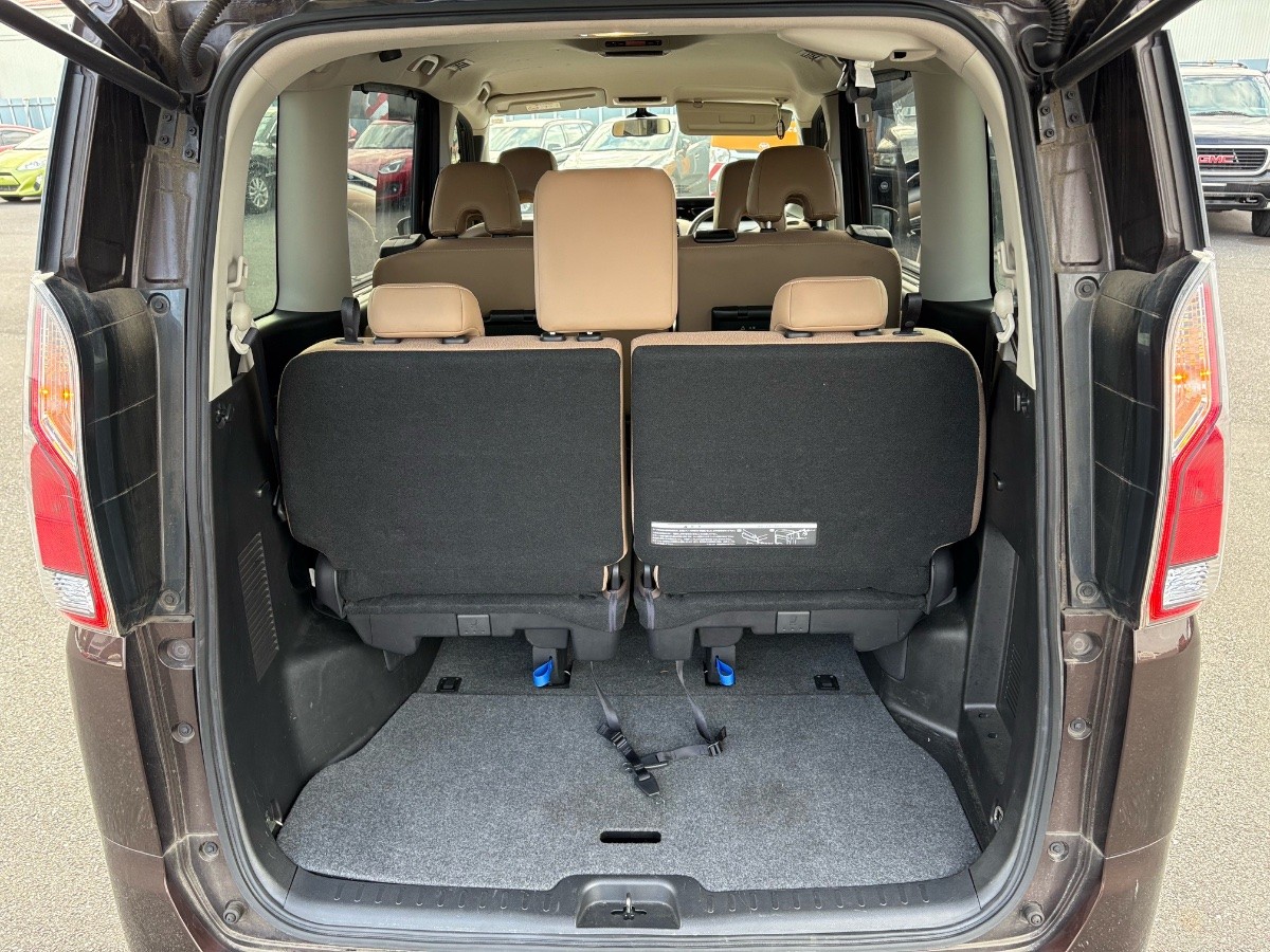 2016 Nissan Serena thumbnail