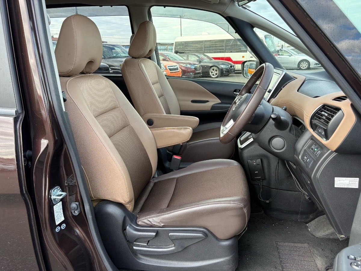 2016 Nissan Serena thumbnail