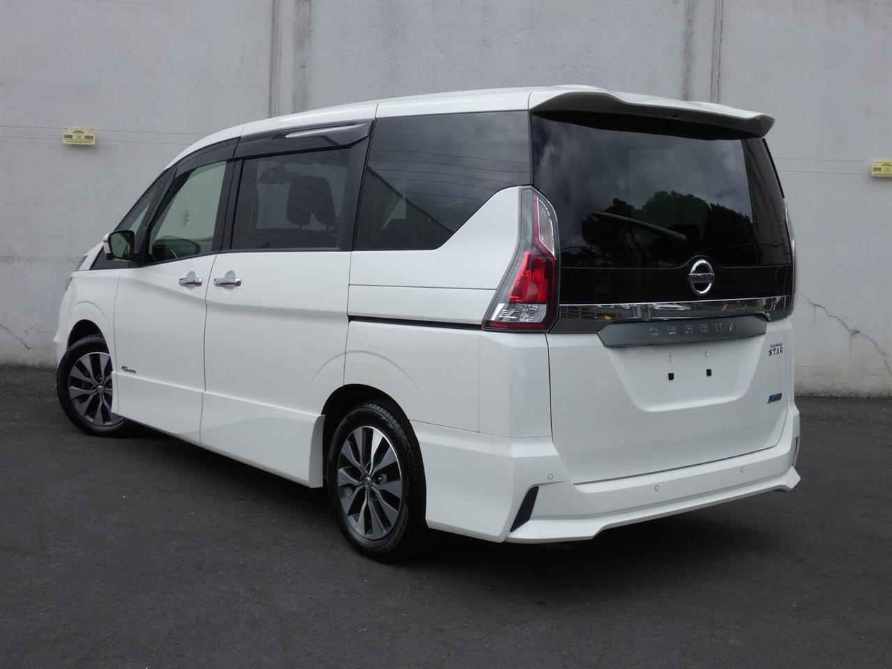 2018 Nissan SERENA thumbnail