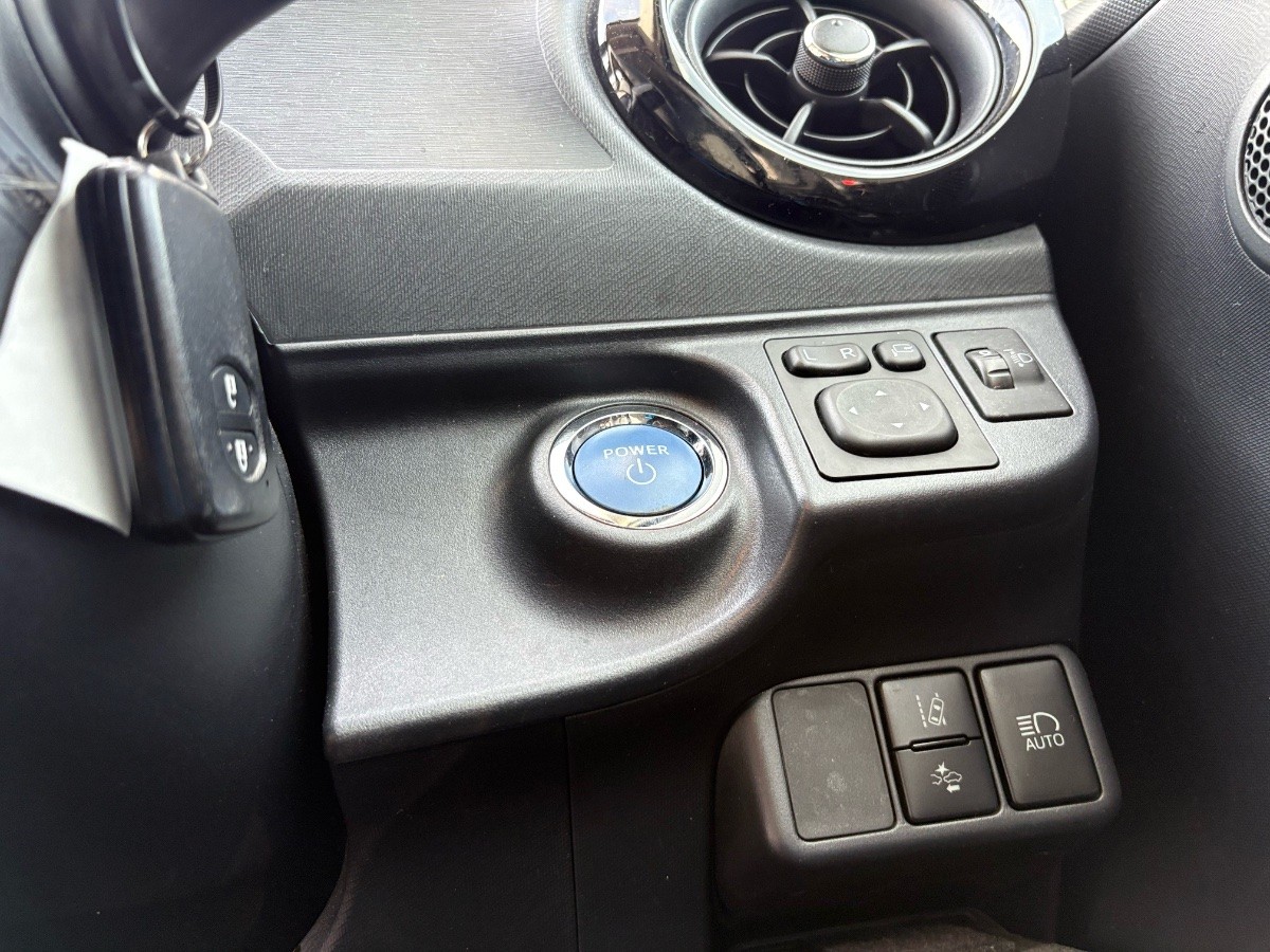 2017 Toyota Aqua thumbnail