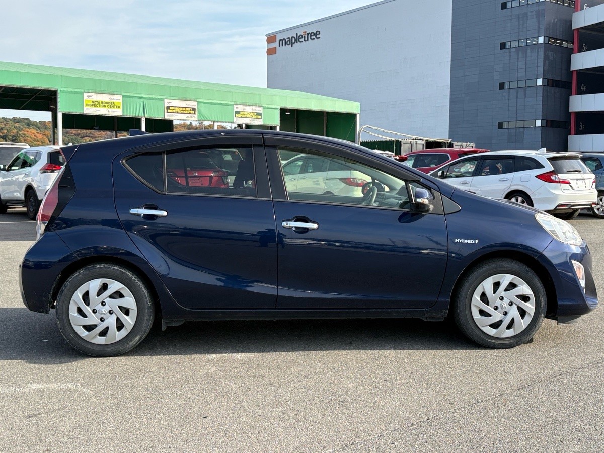 2017 Toyota Aqua thumbnail