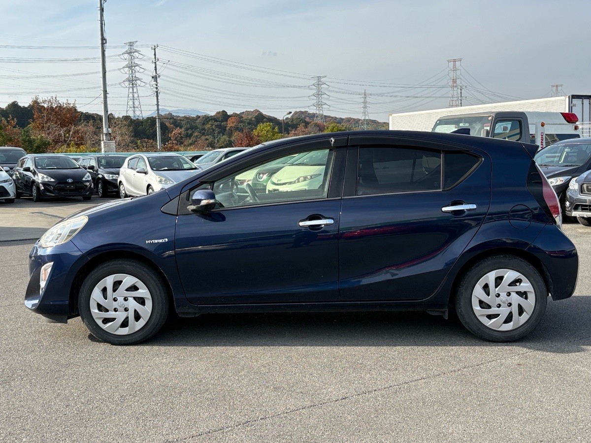 2017 Toyota Aqua thumbnail