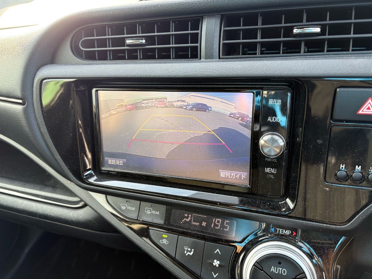 2017 Toyota Aqua thumbnail