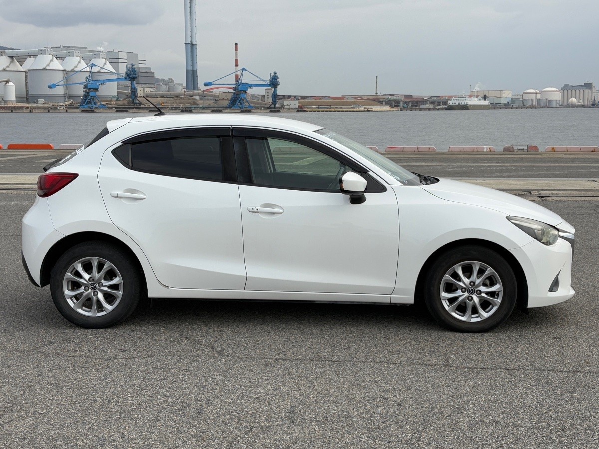 2015 Mazda Demio thumbnail